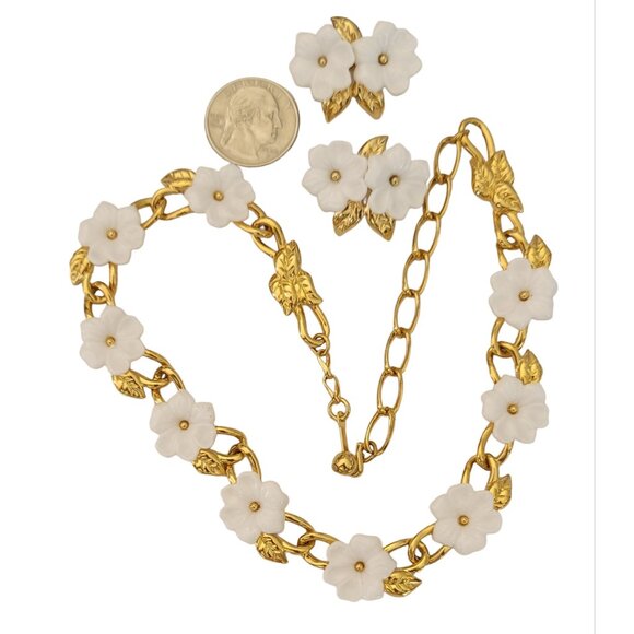 Trifari TM Gold Tone White Daisy Lucite Flower Necklace & Clip-On Earrings K358 - Picture 9 of 10